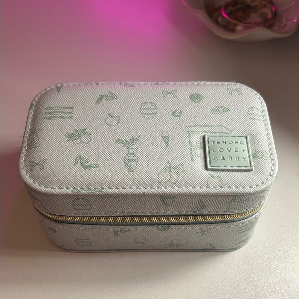 Tender Love & Carry Gray Jewelry Box